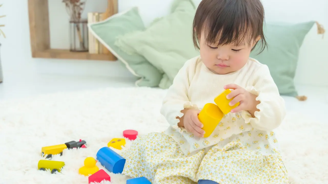 積み木をしている子ども