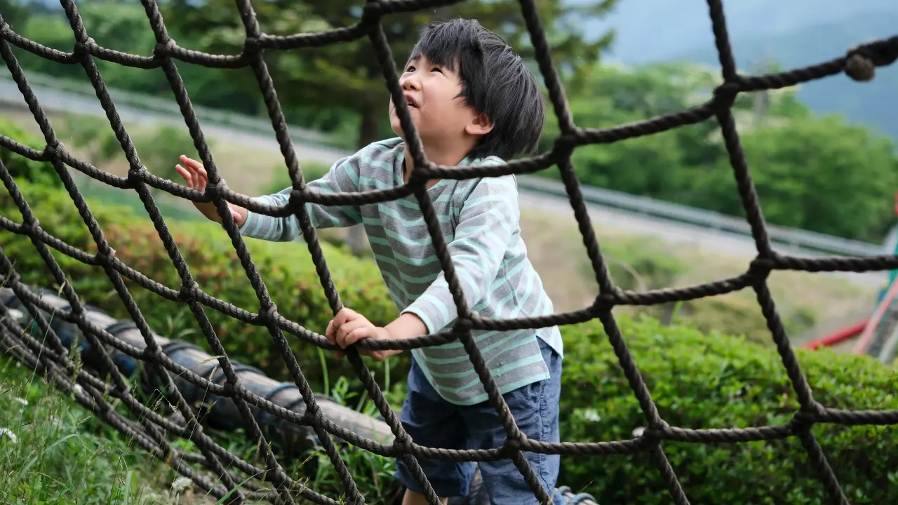 公園であそぶ男の子